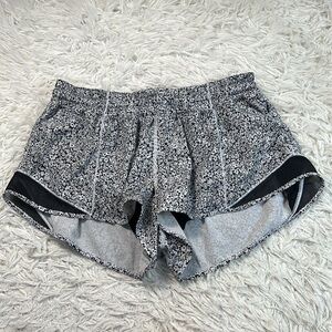 Lululemon Hotty Hot Short II *2.5" Ditsy Daisy White Black / Black